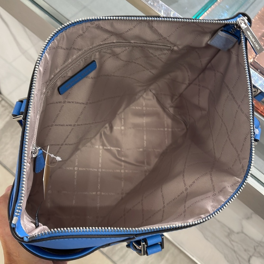 MICHAEL KORS
Jet Set Large Crossgrain Leather Top-Zip Charlotte Tote Bag
NWT - Picture 11 of 16